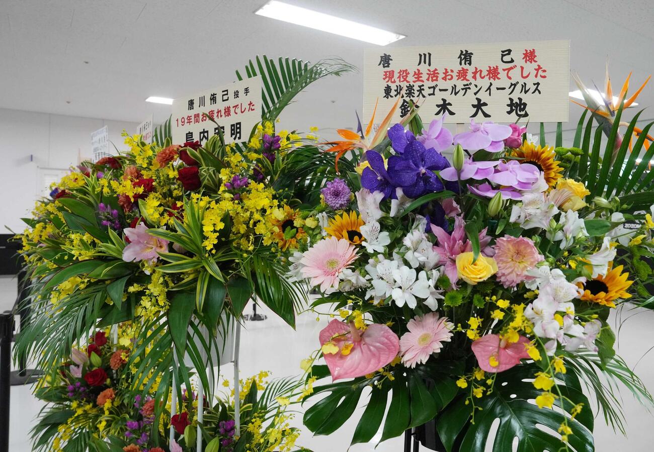 ロッテ対ソフトバンク　唐川侑己の引退試合で球場正面入口にお祝いの花がたくさん並んだ（撮影・小沢裕）