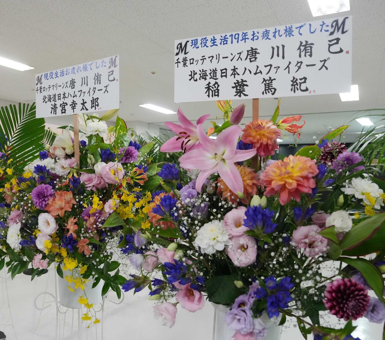 ロッテ対ソフトバンク　唐川侑己の引退試合で球場正面入口にお祝いの花がたくさん並んだ（撮影・小沢裕）