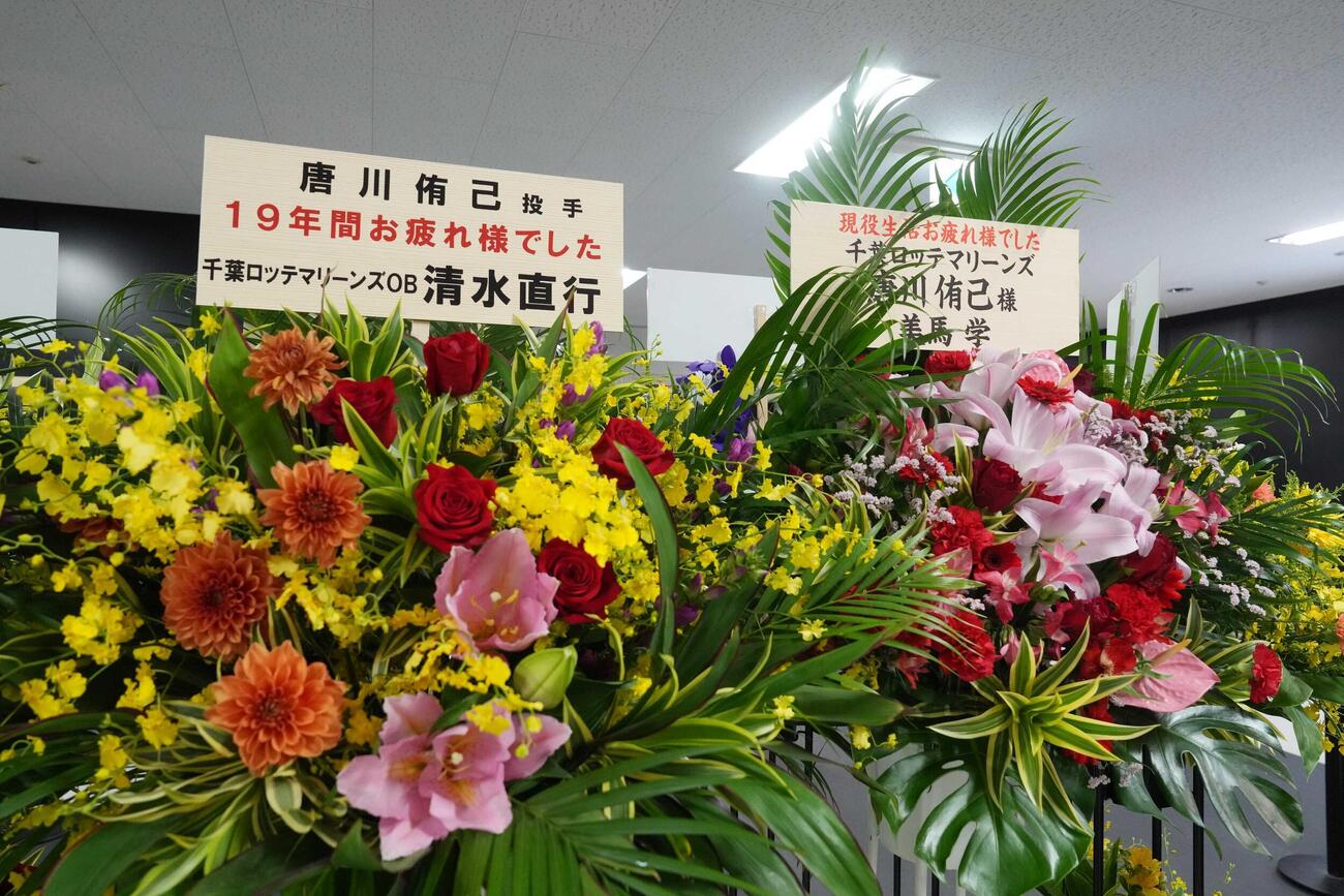 ロッテ対ソフトバンク　唐川侑己の引退試合で球場正面入口にお祝いの花がたくさん並んだ（撮影・小沢裕）