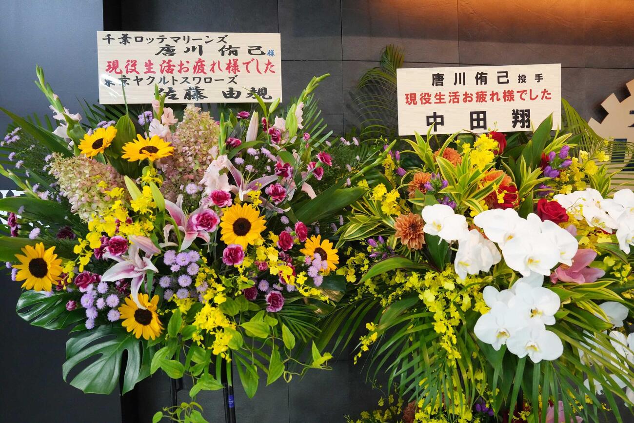 ロッテ対ソフトバンク　唐川侑己の引退試合で球場正面入口にお祝いの花がたくさん並んだ（撮影・小沢裕）
