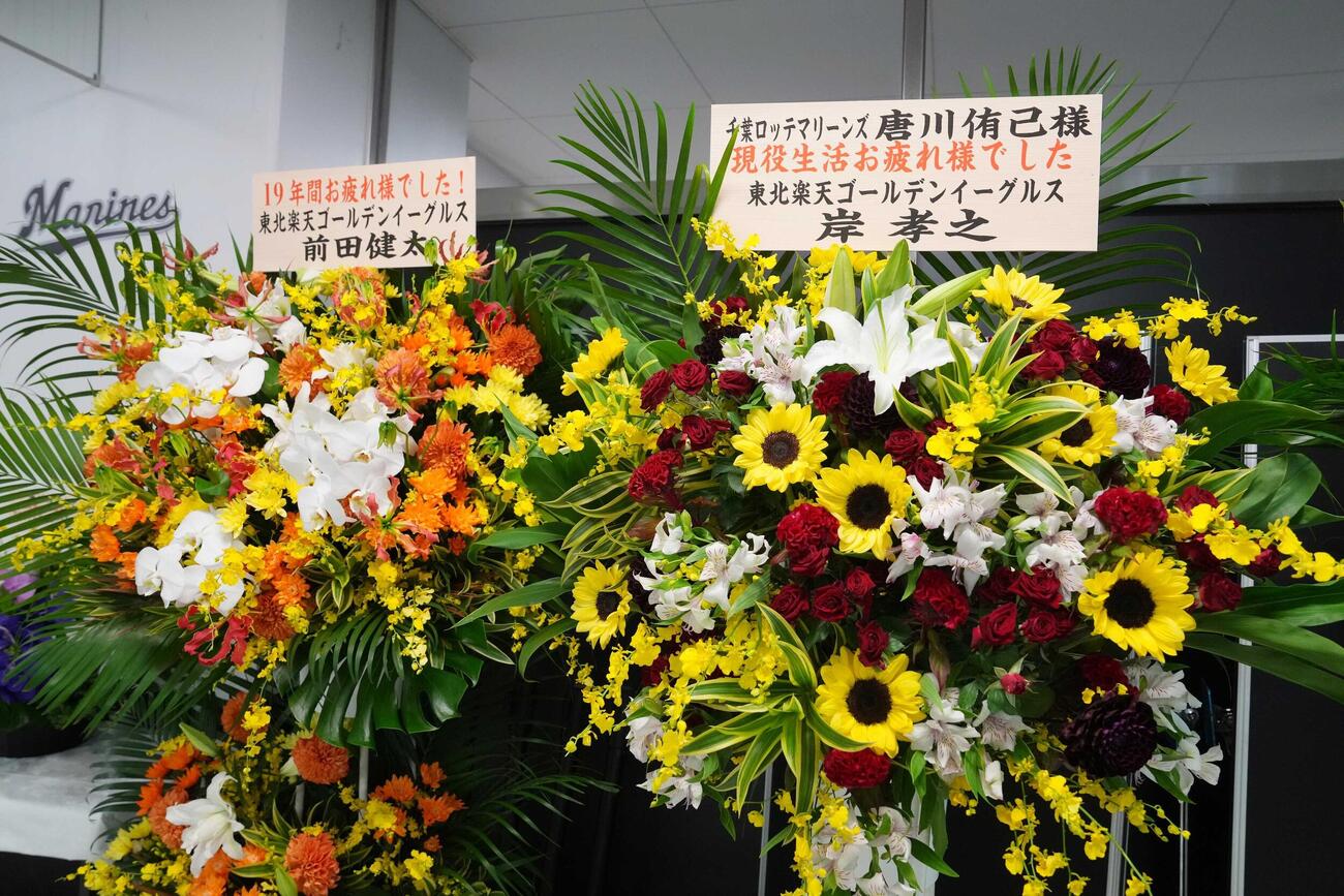 ロッテ対ソフトバンク　唐川侑己の引退試合で球場正面入口にお祝いの花がたくさん並んだ（撮影・小沢裕）