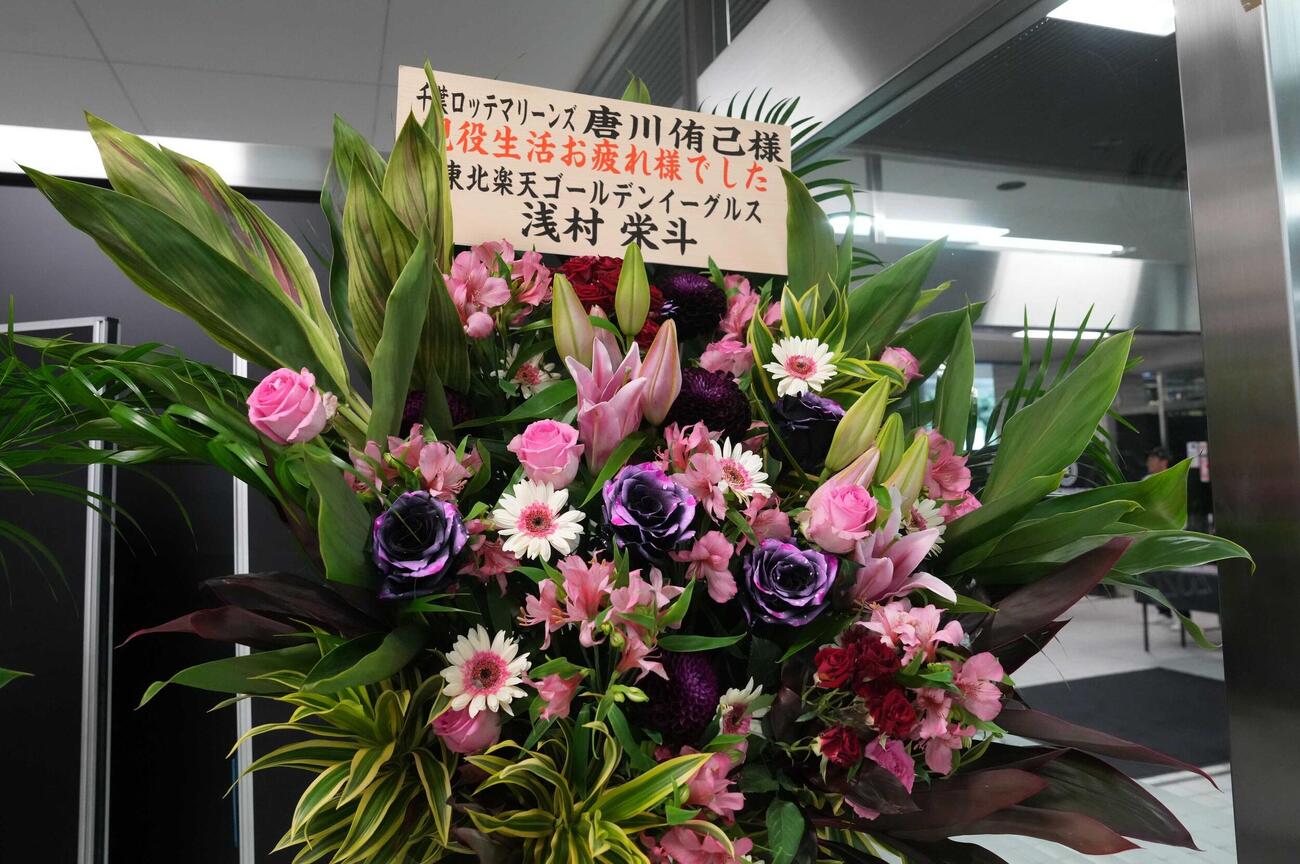 ロッテ対ソフトバンク　唐川侑己の引退試合で球場正面入口にお祝いの花がたくさん並んだ（撮影・小沢裕）