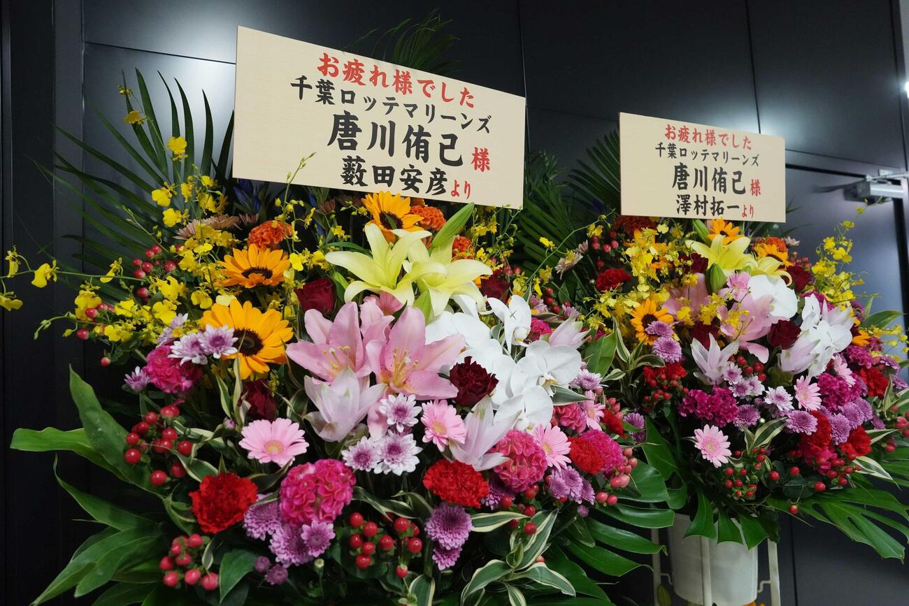 ロッテ対ソフトバンク　唐川侑己の引退試合で球場正面入口にお祝いの花がたくさん並んだ（撮影・小沢裕）
