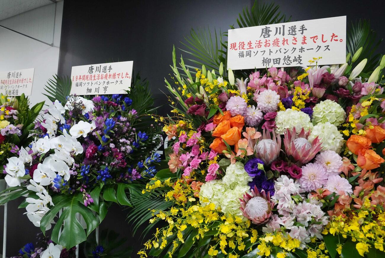 ロッテ対ソフトバンク　唐川侑己の引退試合で球場正面入口にお祝いの花がたくさん並んだ（撮影・小沢裕）