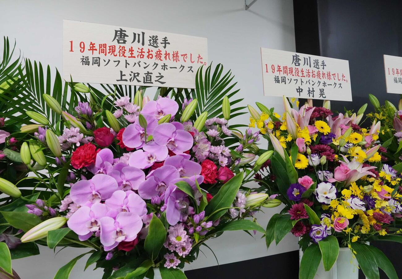 ロッテ対ソフトバンク　唐川侑己の引退試合で球場正面入口にお祝いの花がたくさん並んだ（撮影・小沢裕）