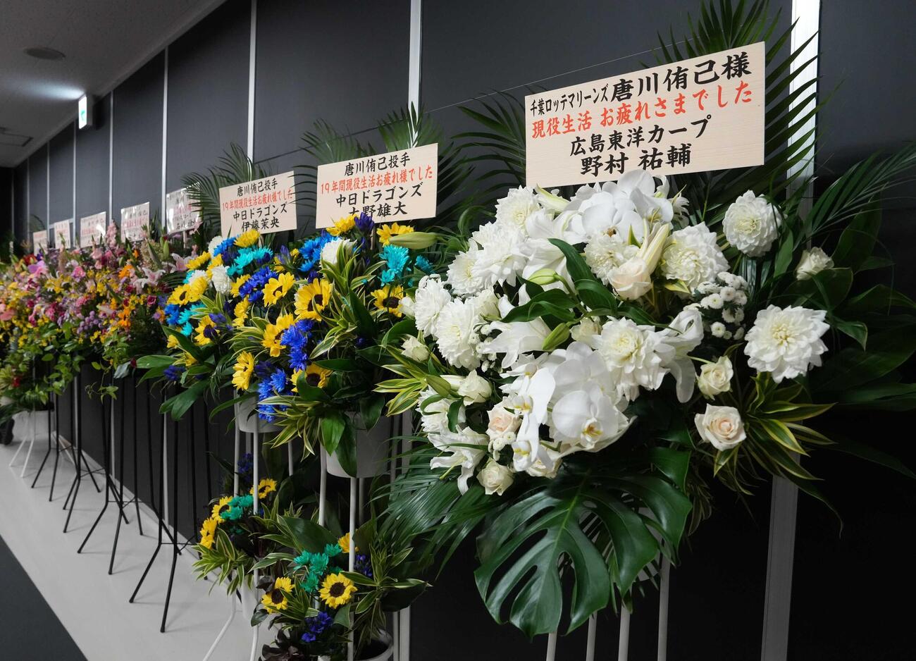 ロッテ対ソフトバンク　唐川侑己の引退試合で球場正面入口にお祝いの花がたくさん並んだ（撮影・小沢裕）