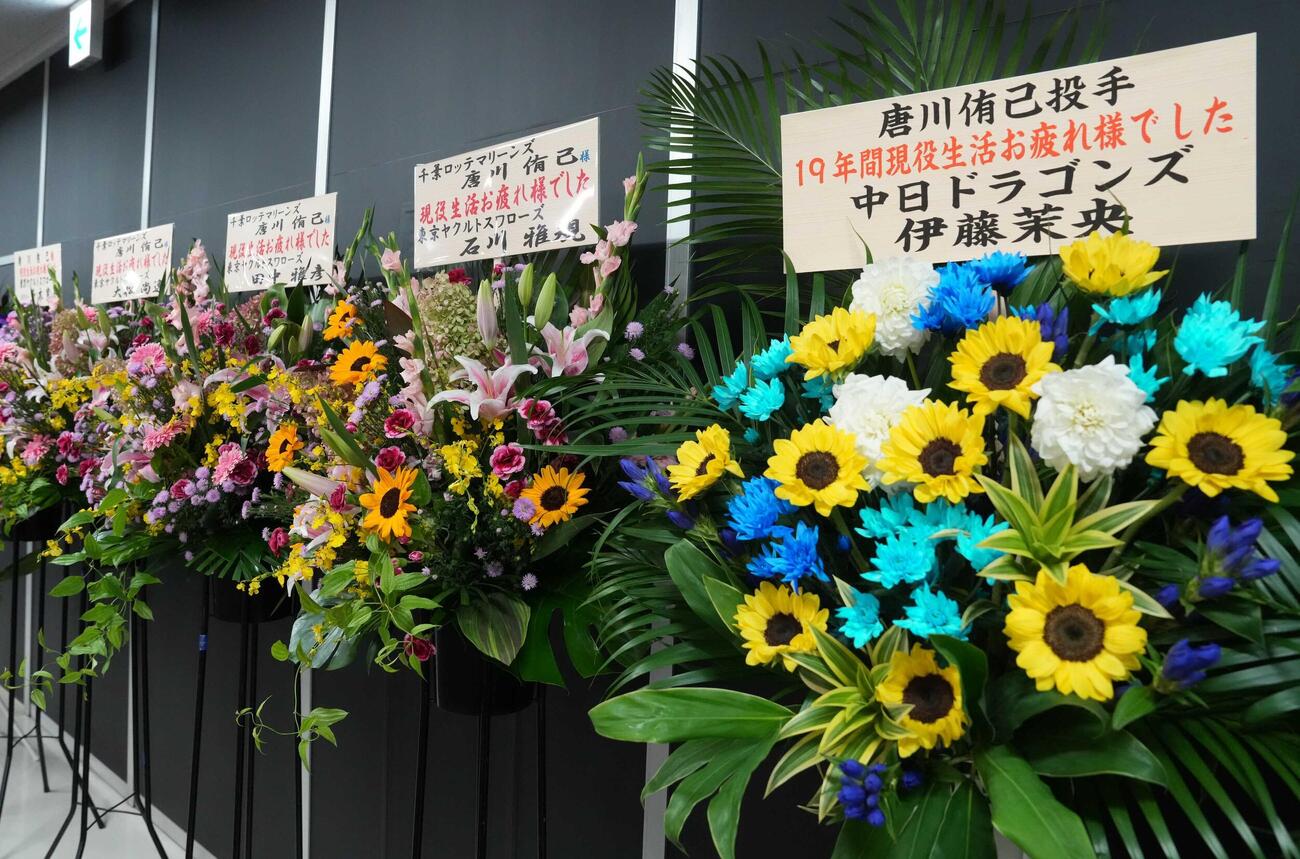 ロッテ対ソフトバンク　唐川侑己の引退試合で球場正面入口にお祝いの花がたくさん並んだ（撮影・小沢裕）