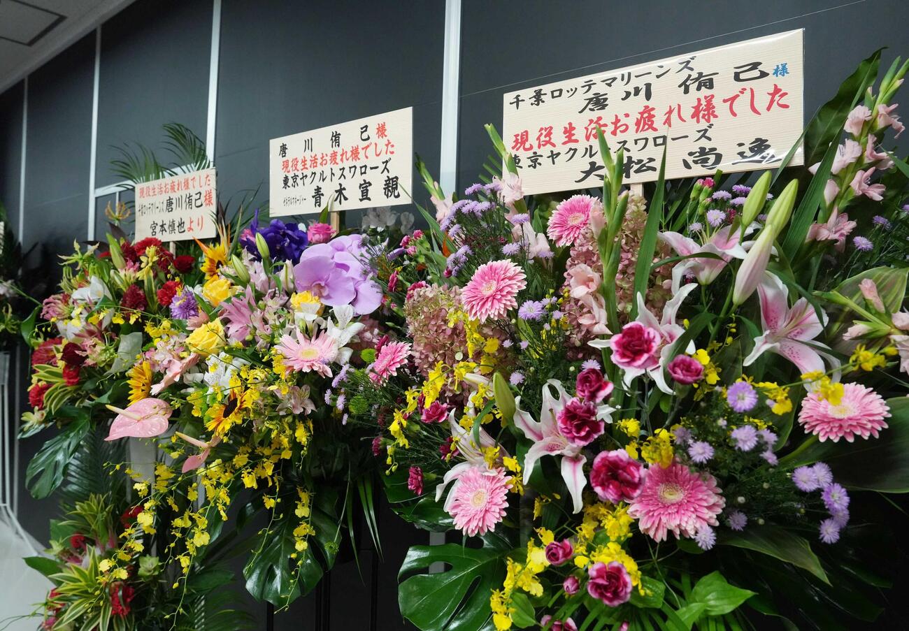 ロッテ対ソフトバンク　唐川侑己の引退試合で球場正面入口にお祝いの花がたくさん並んだ（撮影・小沢裕）
