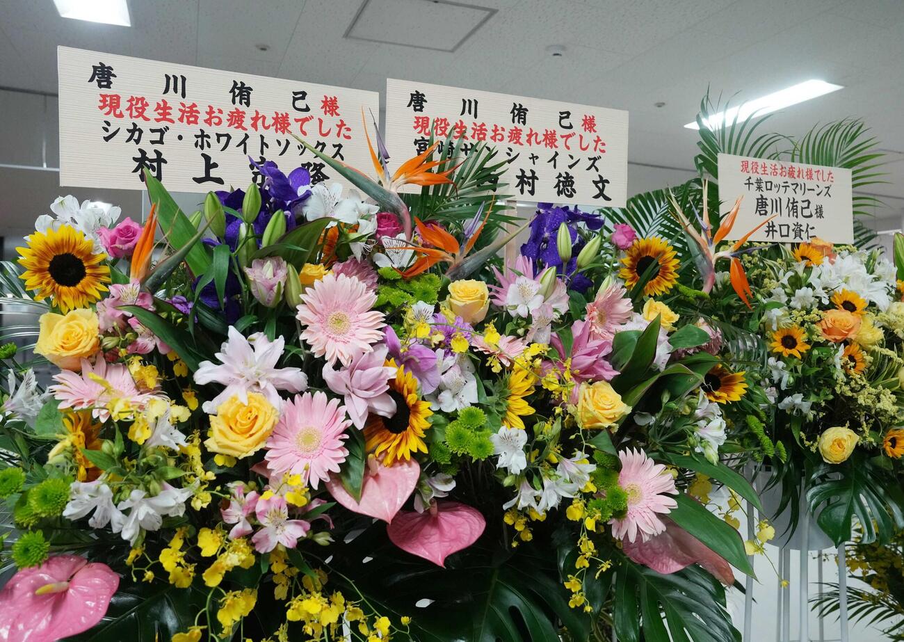 ロッテ対ソフトバンク　唐川侑己の引退試合で球場正面入口にお祝いの花がたくさん並んだ（撮影・小沢裕）