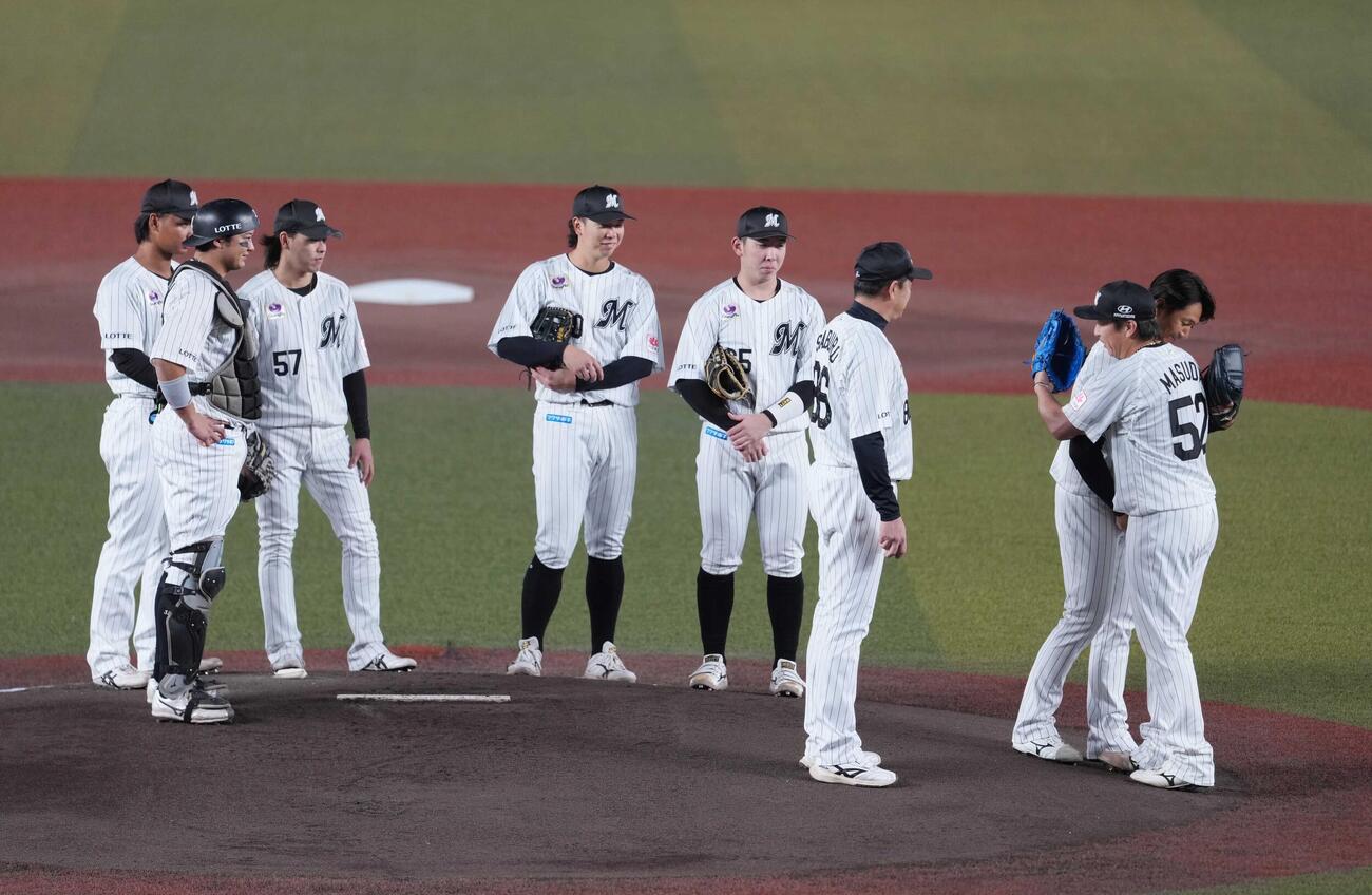 ロッテ対ソフトバンク　1回表ソフトバンク1死、引退登板を終えた唐川侑己は2番手でマウンドへ向かった益田直也（右）と抱擁を交わす（撮影・小沢裕）