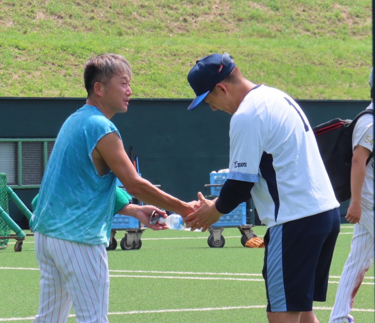 8月、西武栗山（右）と握手をするヤクルト石川