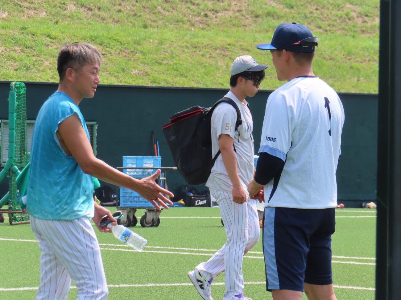 西武栗山（右）と握手をするヤクルト石川（撮影・水谷京裕）