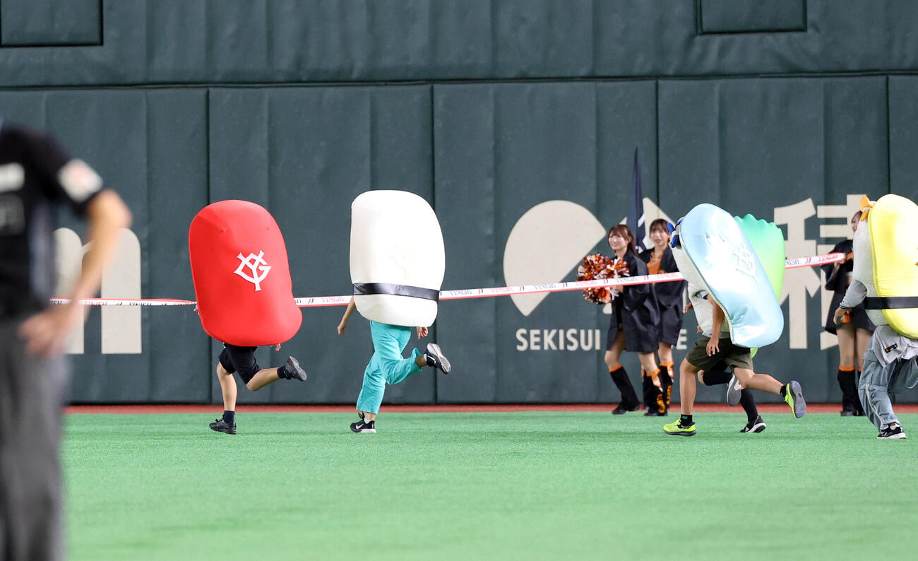 巨人対DeNA　すしレースはいかの勝利（撮影・浅見桂子）