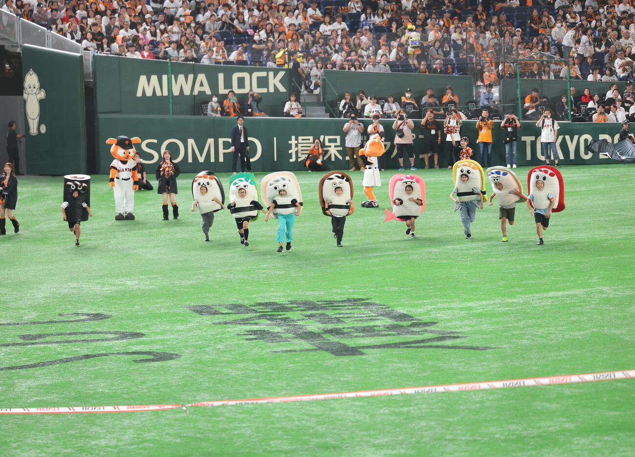 巨人対DeNA　すしレースはイカが1着（撮影・増田悦実）