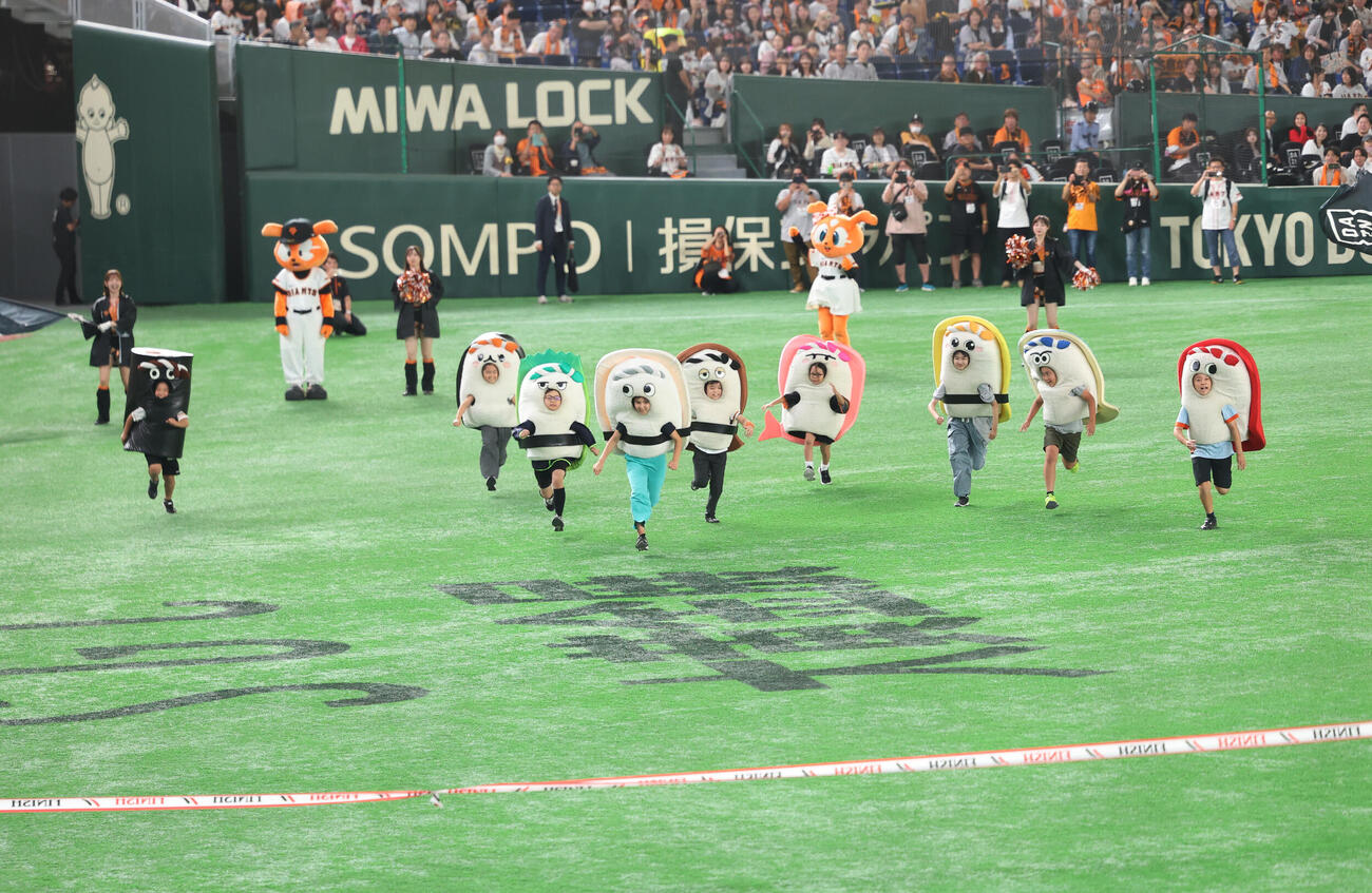 巨人対DeNA　すしレースはイカが1着（撮影・増田悦実）