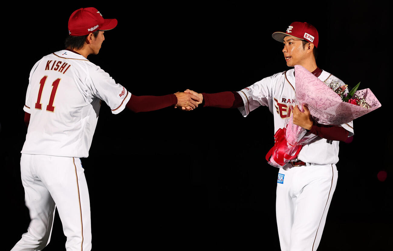 楽天対オリックス　引退セレモニーで岸孝之（左）から花束をもらう楽天辛島航（撮影・野上伸悟）