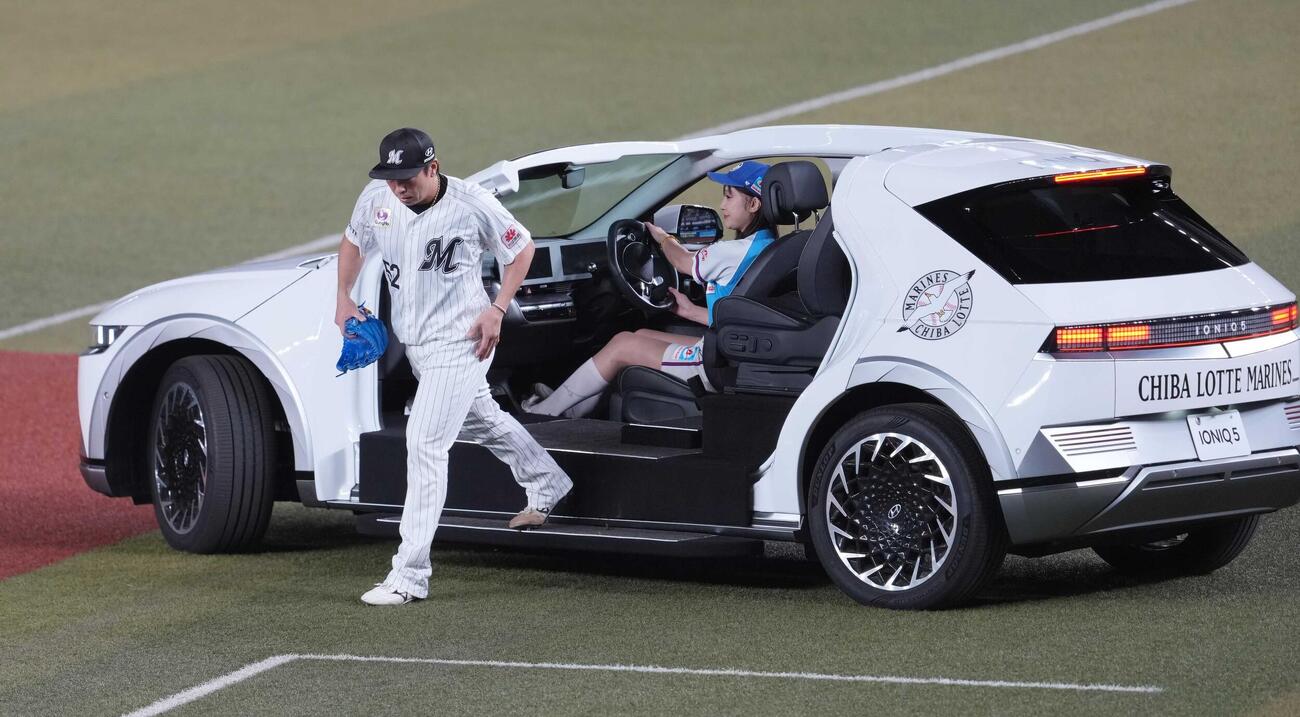 ロッテ対ソフトバンク　1回表ソフトバンク1死、2番手でマウンドへ向かうロッテ益田直也（撮影・小沢裕）
