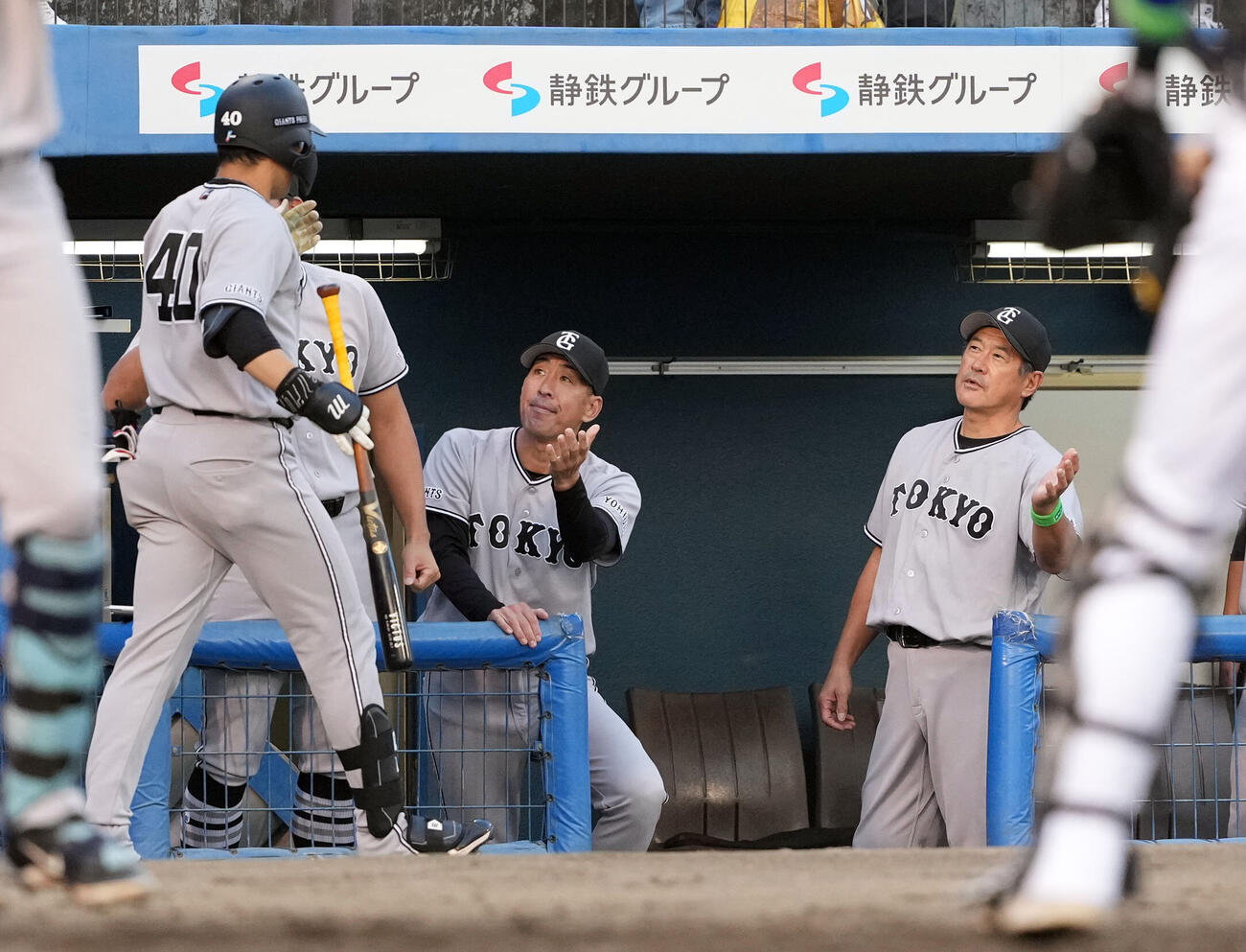DeNA対巨人　4回表巨人1死三塁、右中間に2点本塁打を放った中山礼都を迎える石井琢朗2軍監督（撮影・たえ見朱実）