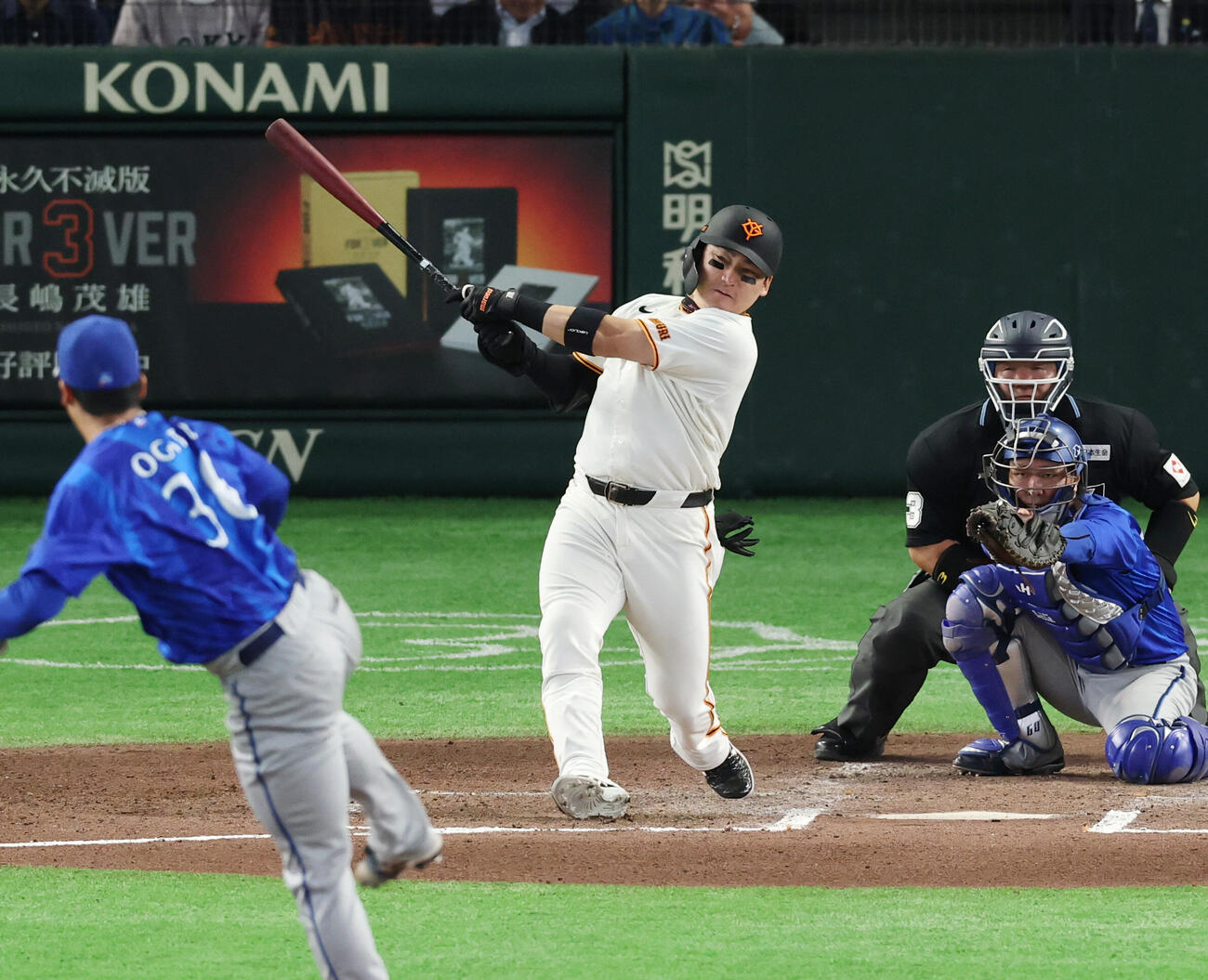 巨人対DeNA 6回裏巨人無死、本塁打を放つ丸佳浩。投手は尾形崇斗（撮影・増田悦実）