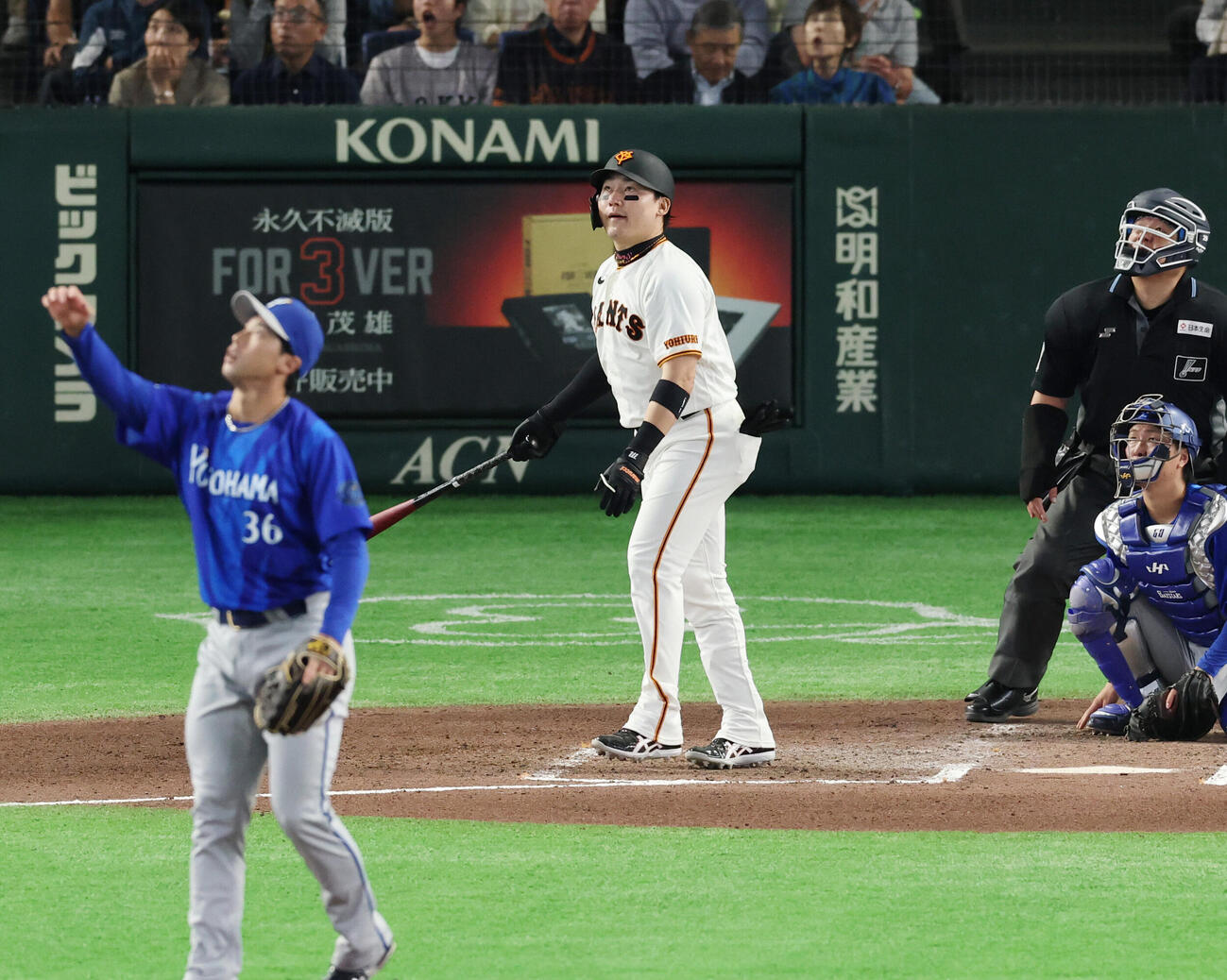 巨人対DeNA 6回裏巨人無死、本塁打を放つ丸佳浩。投手は尾形崇斗（撮影・増田悦実）