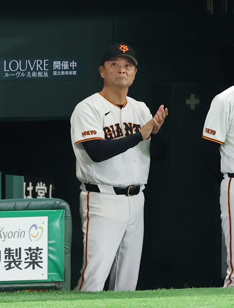 巨人対DeNA 6回裏巨人無死、本塁打を放った丸佳浩に拍手をする橋上秀樹監督代行（撮影・増田悦実）