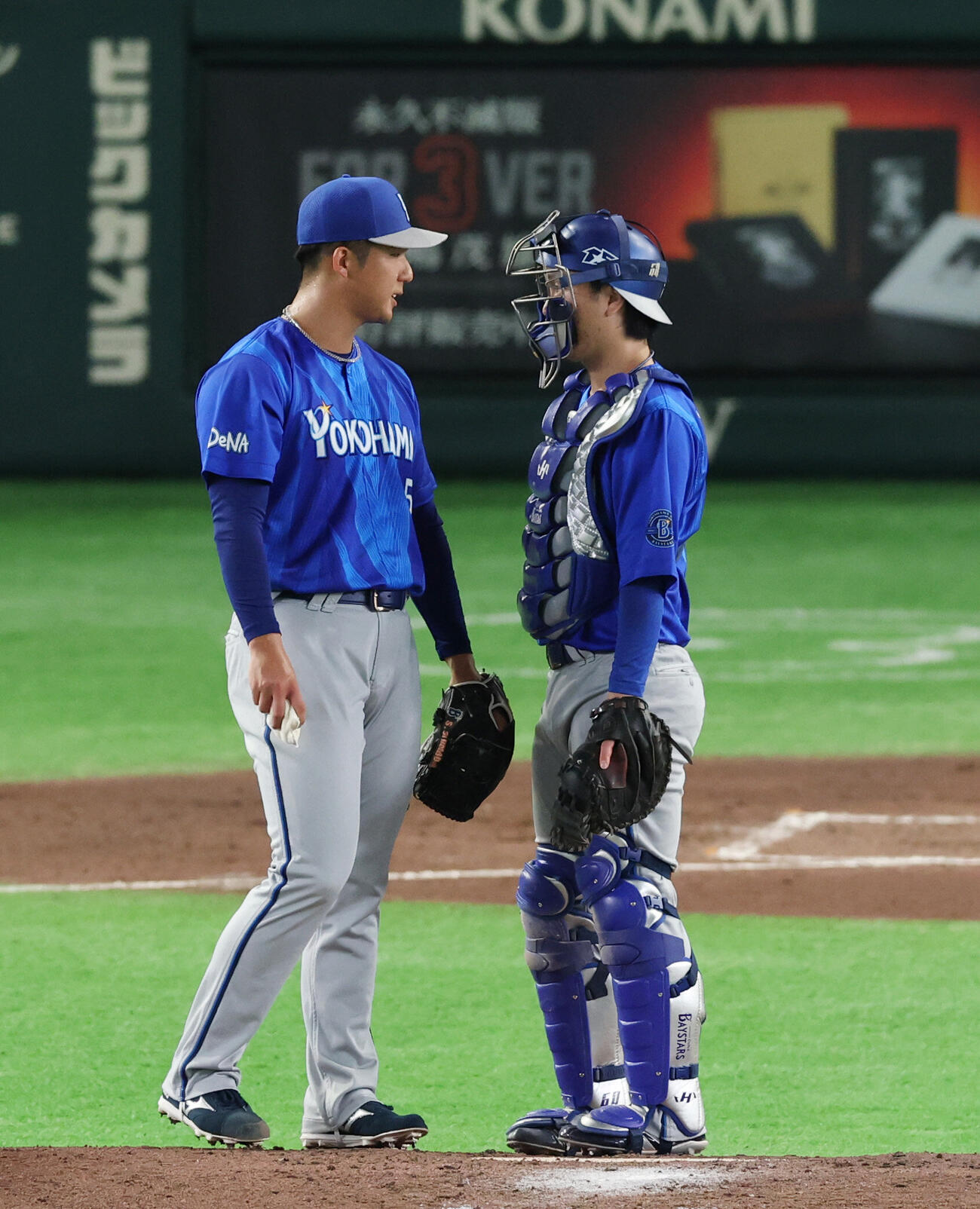 巨人対DeNA 3回裏巨人2死二塁、話をする古市尊（右）と島田舜也（撮影・増田悦実）