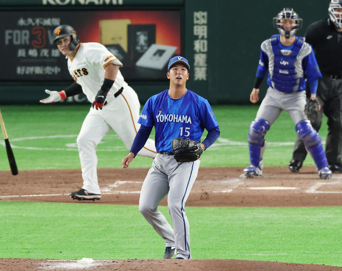 巨人対DeNA 4回裏巨人1死一、三塁、リチャードに適時打を浴びる島田舜也（撮影・増田悦実）
