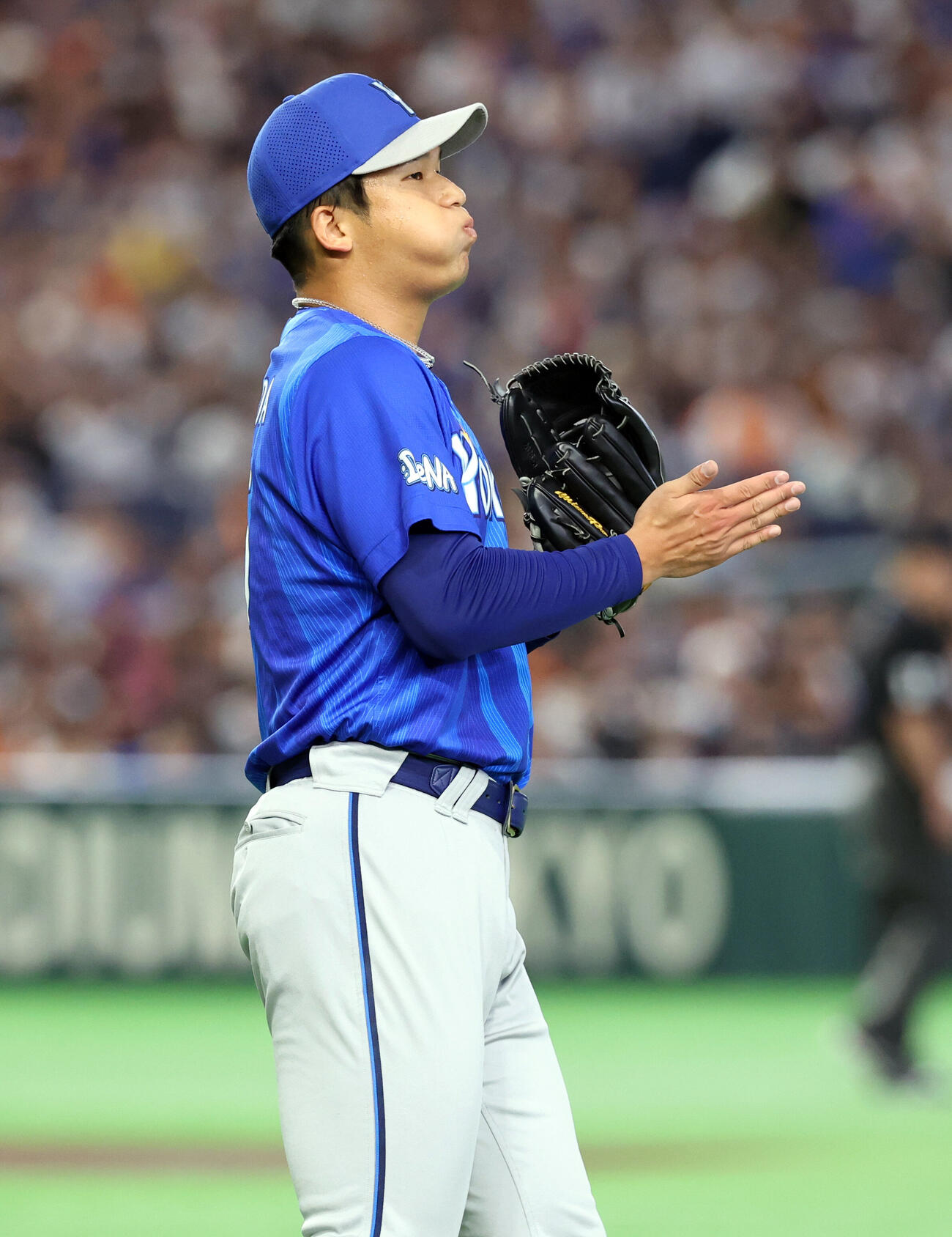 巨人対DeNA 1回裏巨人の攻撃を抑え拍手する島田舜也（撮影・浅見桂子）