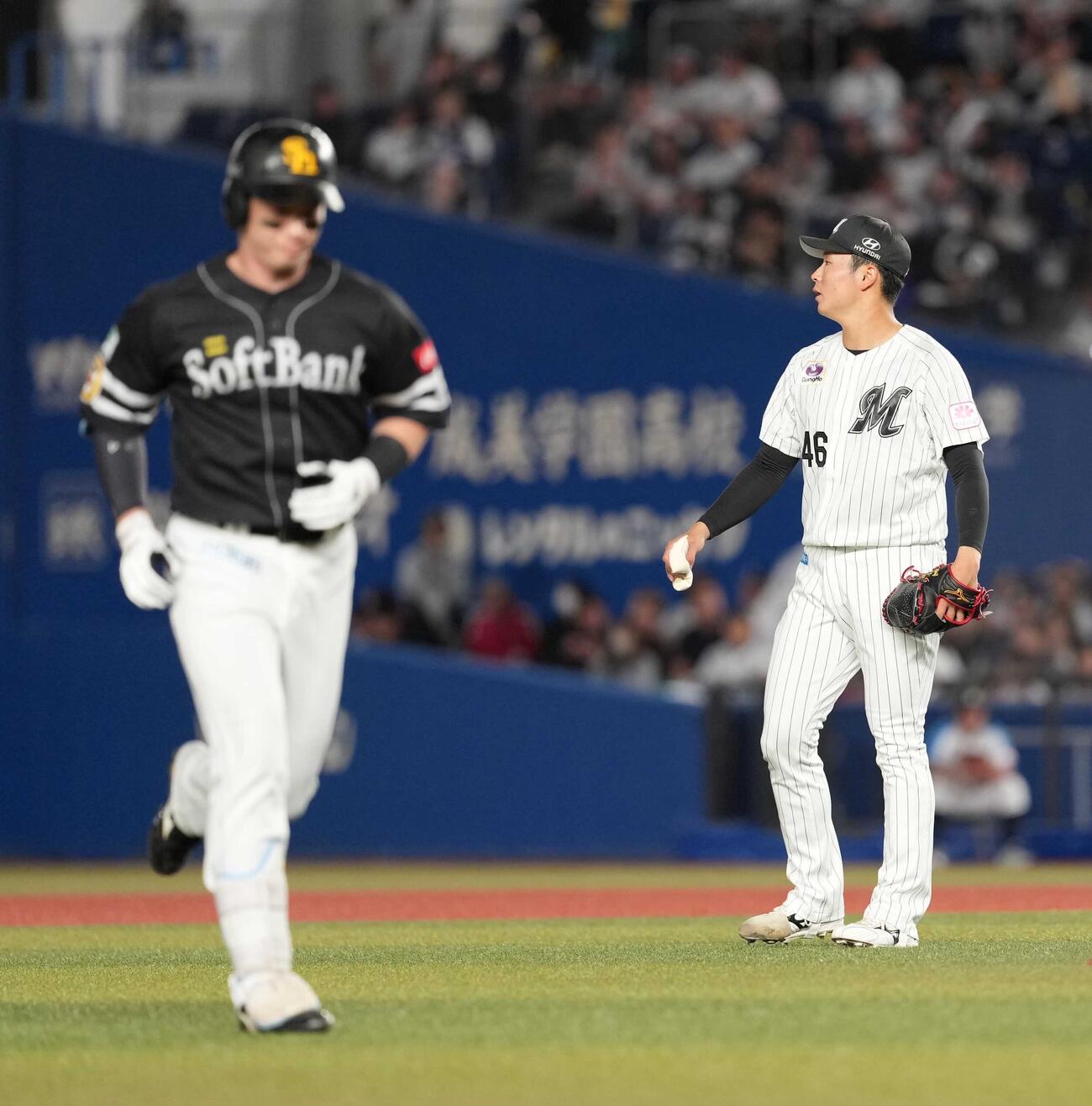 ロッテ対ソフトバンク　6回表ソフトバンク1死、ロッテ5番手で登板した冨士隼斗は栗原陵矢（左）を中飛に仕留める（撮影・小沢裕）