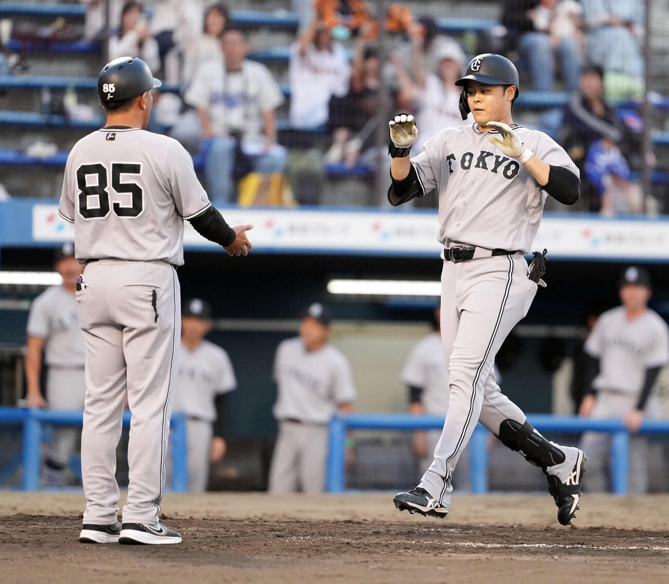 DeNA対巨人　4回表巨人1死三塁、右中間に2点本塁打を放った中山礼都（撮影・たえ見朱実）
