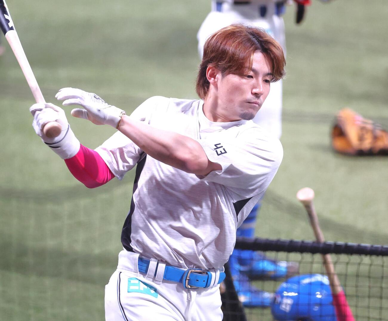 ティー打撃する日本ハム水野達稀（撮影・黒川智章）