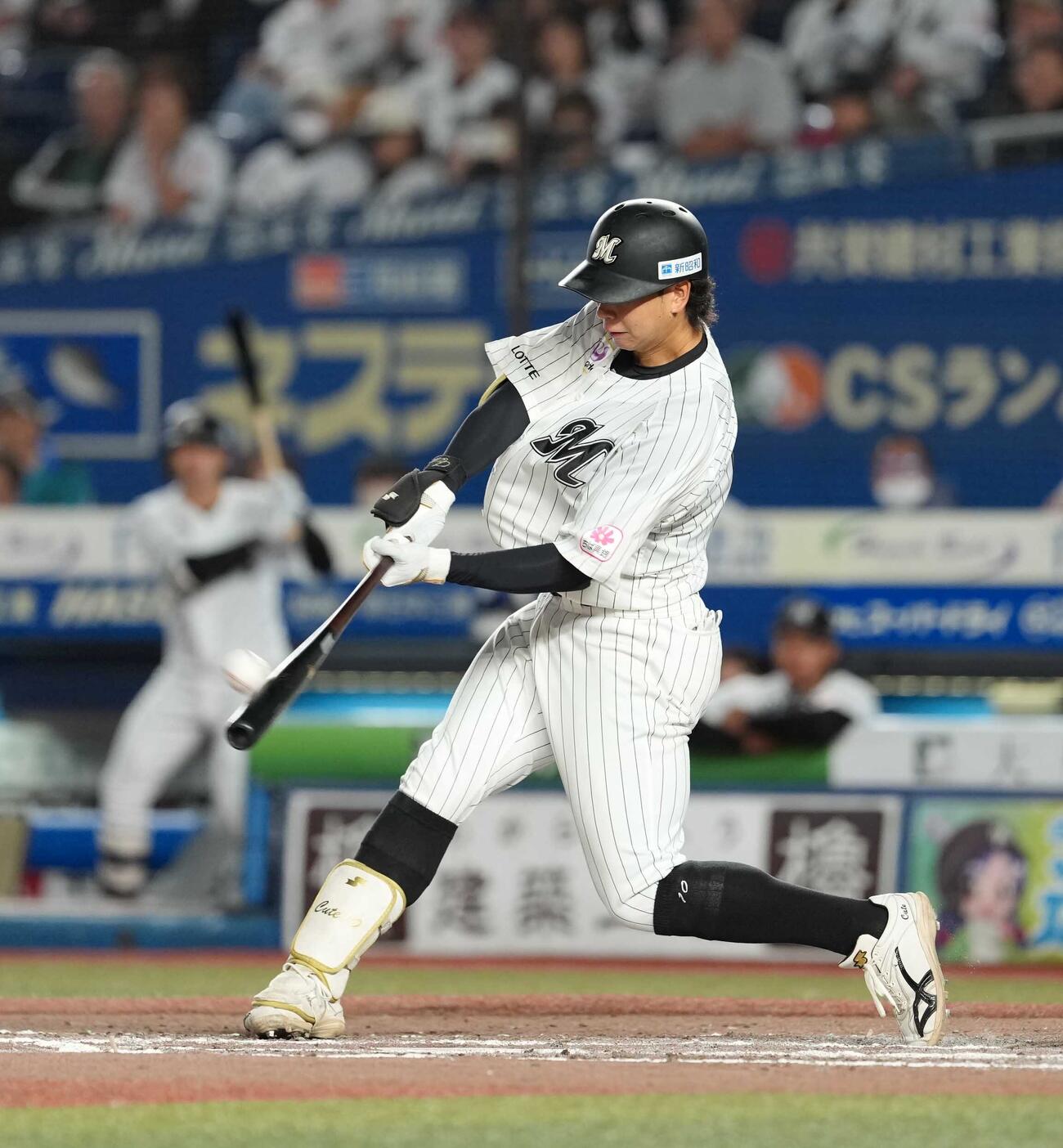 ロッテ対ソフトバンク　8回裏ロッテ無死、上田希由翔は球団通算8500号となる同点本塁打を放つ（撮影・小沢裕）