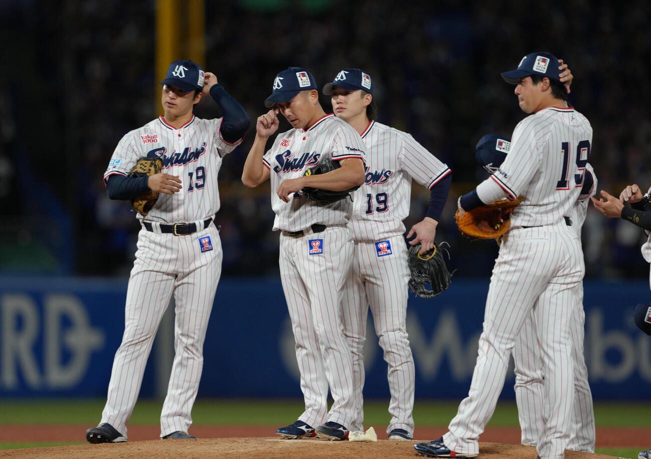 ヤクルト対中日　引退試合の登板を終え、マウンドを降りるヤクルト石川雅規（中央左）（撮影・足立雅史）
