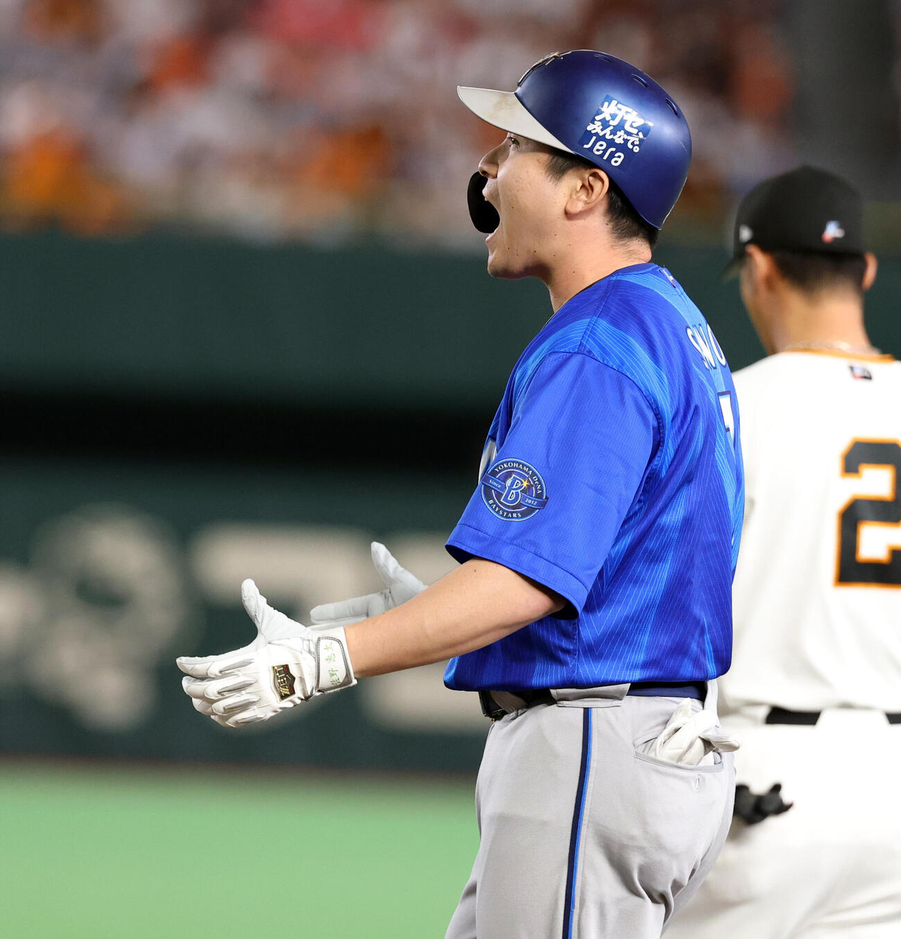 巨人対DeNA 7回表DeNA2死満塁、佐野恵太は2点適時打を放ち雄たけびを上げる撮影・浅見桂子）