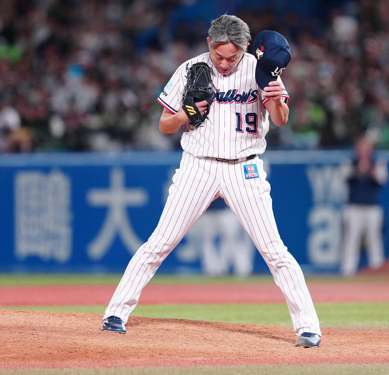 ヤクルト対中日　8回表中日無死、森駿太を空振り三振に仕留め、現役最後の登板を終えた石川雅規（撮影・鈴木みどり）