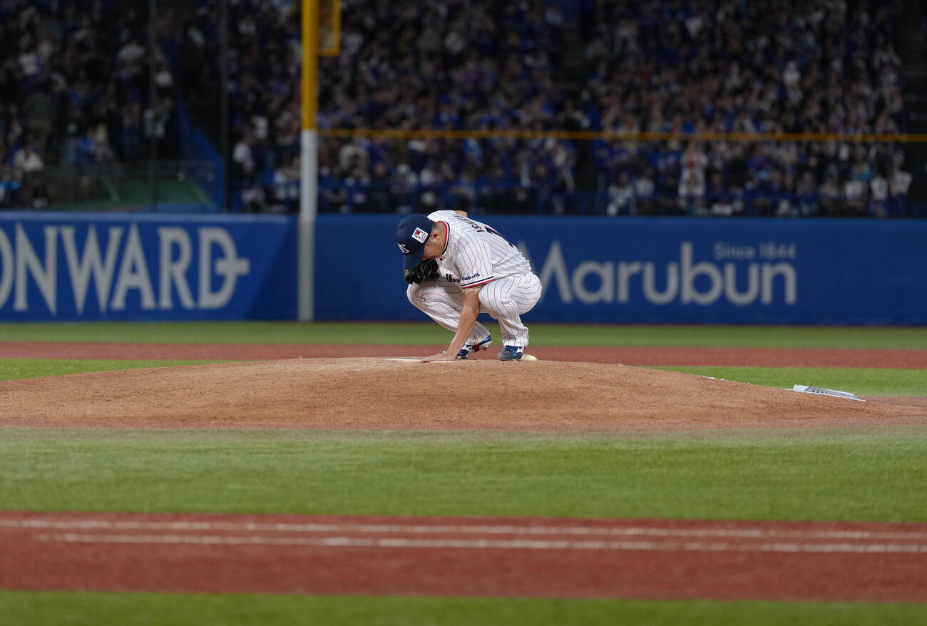 ヤクルト対中日　8回、マウンドに上がるヤクルト石川雅規（撮影・足立雅史）