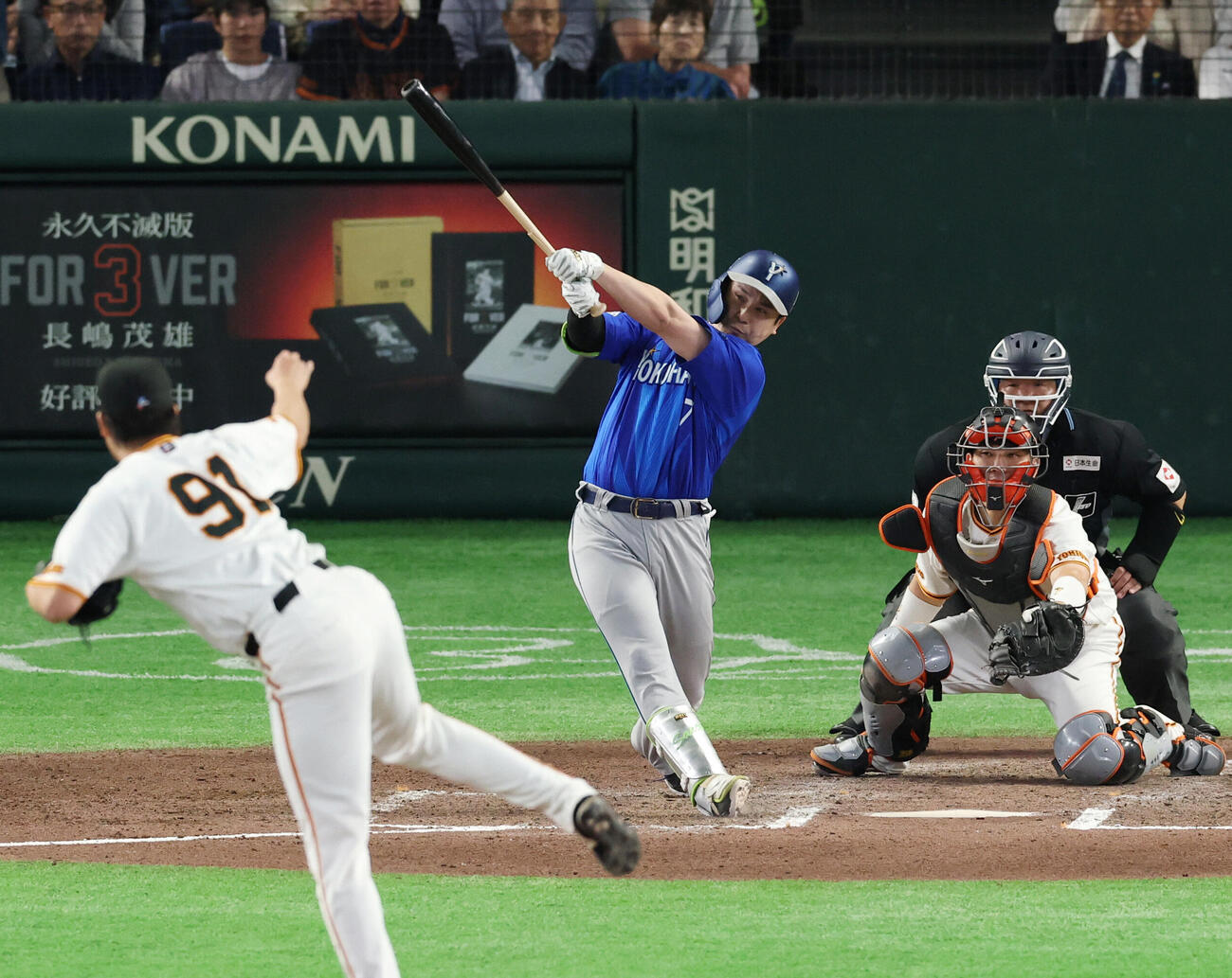 巨人対DeNA 7回表DeNA2死満塁、適時打を放つ佐野恵太。投手は堀田賢慎（撮影・増田悦実）