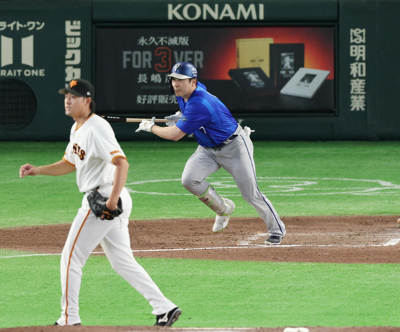 巨人対DeNA 7回表DeNA2死満塁、適時打を放つ佐野恵太。投手は堀田賢慎（撮影・増田悦実）