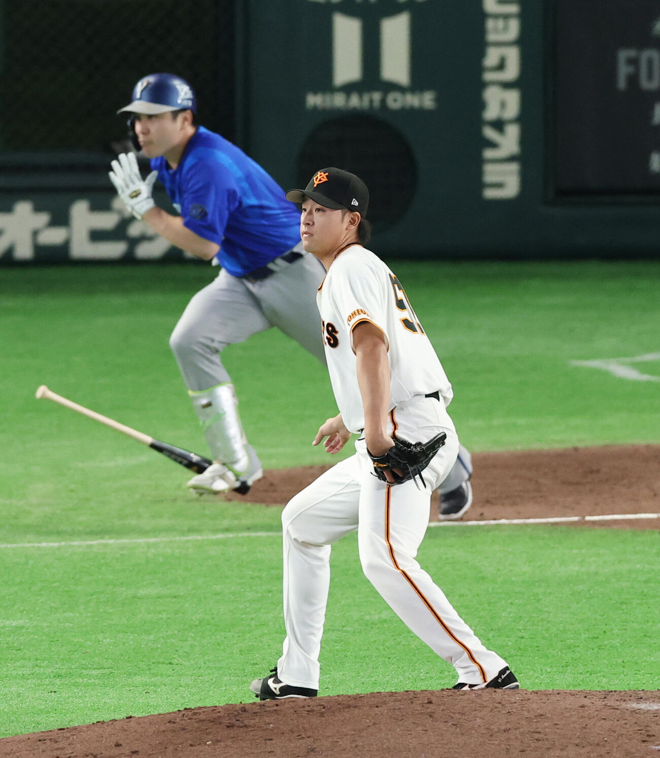 巨人対DeNA 7回表DeNA2死満塁、佐野恵太に適時打を浴びる堀田賢慎（撮影・増田悦実）
