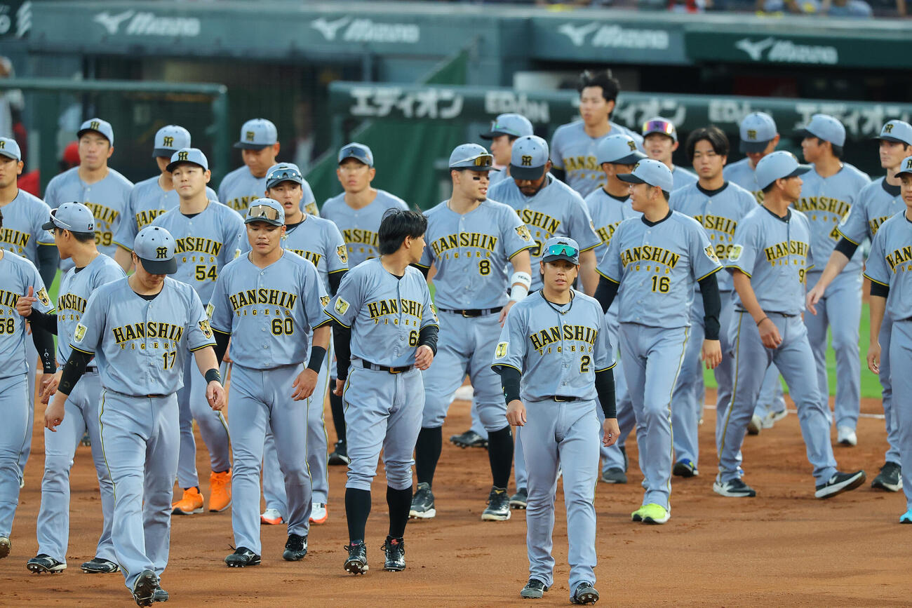 広島対阪神　マツダスタジアム最終戦を終えた阪神ナインはファンへのあいさつに向かう（撮影・上田博志）