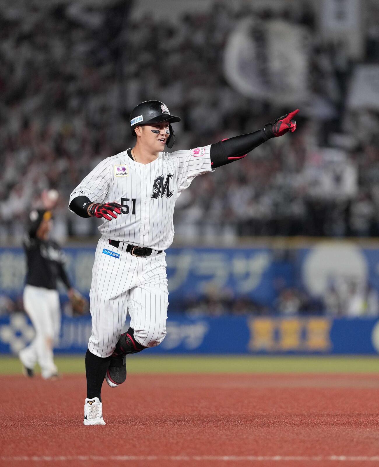 ロッテ対ソフトバンク　9回裏ロッテ無死、山口航輝はサヨナラ本塁打を放ちベンチのナインを指さしながら三塁へ向かう（撮影・小沢裕）