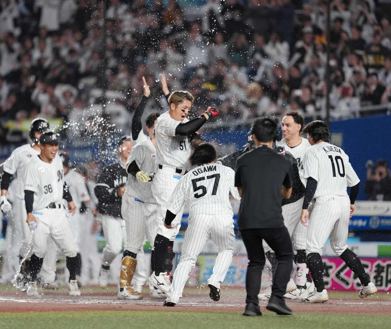 ロッテ対ソフトバンク　9回裏ロッテ無死、山口航輝（中央）はサヨナラ本塁打を放ちナインの手荒い祝福を受ける（撮影・小沢裕）