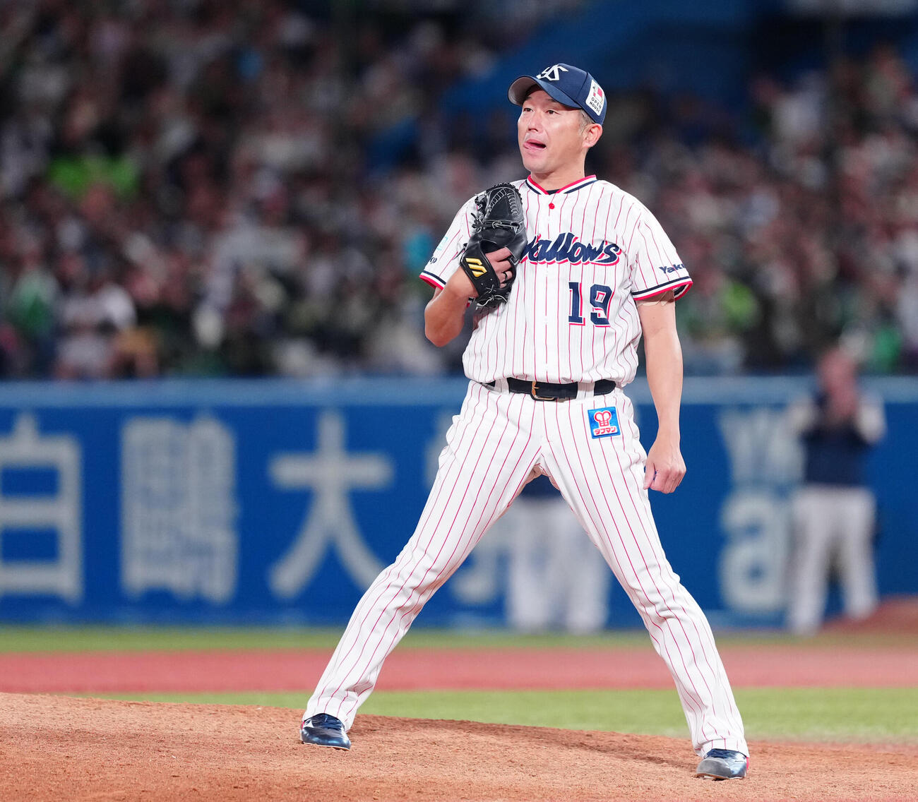 ヤクルト対中日　8回表中日無死、森駿太を空振り三振に仕留め、現役最後の登板を終えた石川雅規（撮影・鈴木みどり）