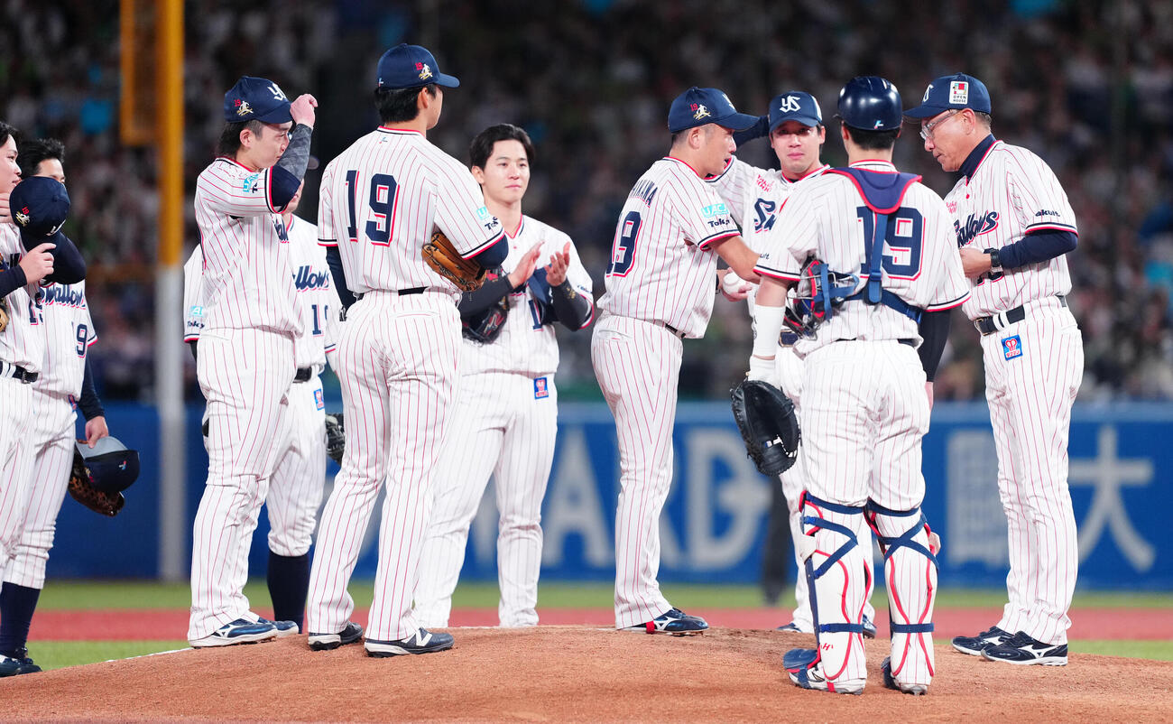 ヤクルト対中日　8回表、引退登板を終えたヤクルト石川雅規（中央）は池山隆寛監督（右）と握手（撮影・鈴木みどり）