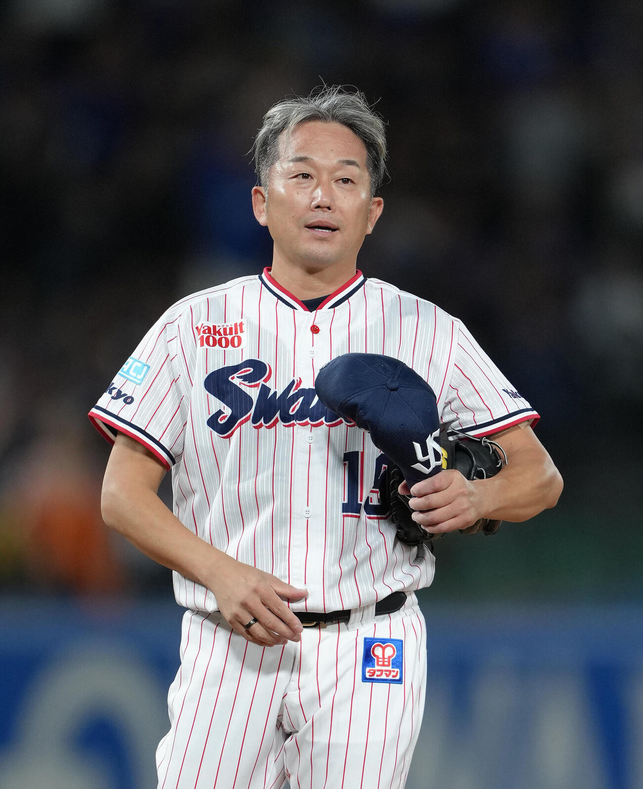 ヤクルト対中日　引退試合の登板を終えたヤクルト石川雅規（中央左）（撮影・足立雅史）