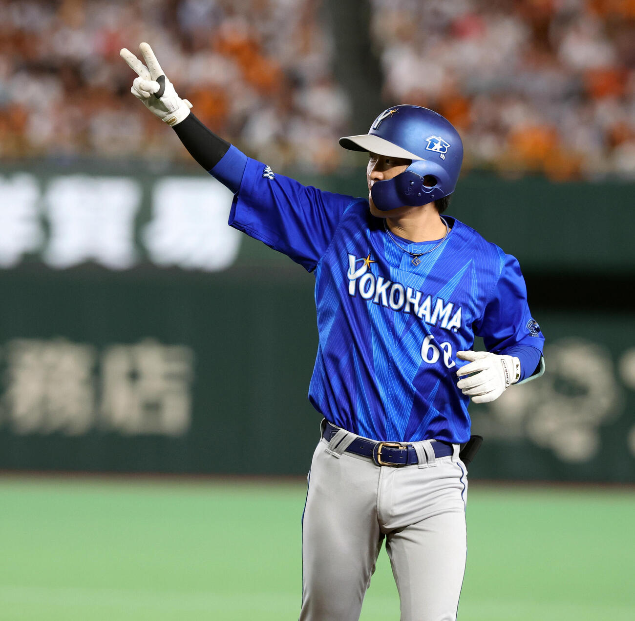 巨人対DeNA 7回表DeNA2死一、三塁、古市尊は適時打を放ちベンチにポーズ（撮影・浅見桂子）