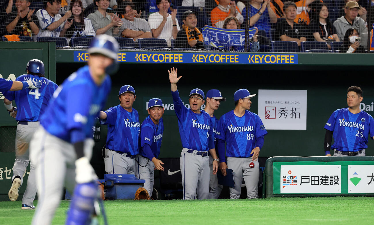 巨人対DeNA 7回表DeNA2死満塁、佐野恵太が2点適時打を放ち雄たけびを上げ迎える相川亮二監督（中央）（撮影・浅見桂子）