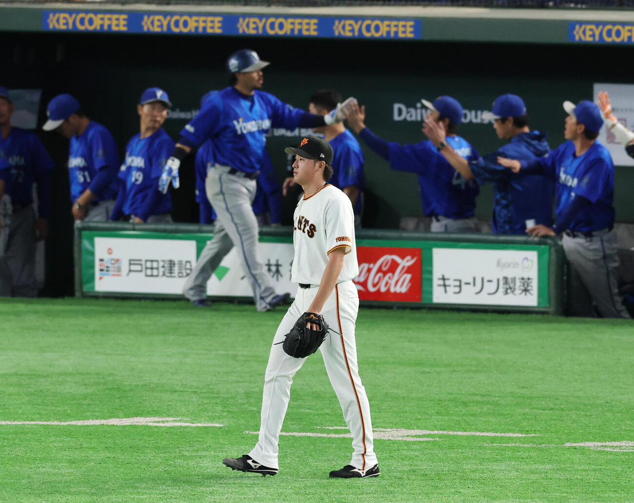 巨人対DeNA 7回表DeNA2死一、三塁、古市尊に勝ち越しの適時打を許した堀田賢慎（撮影・増田悦実）