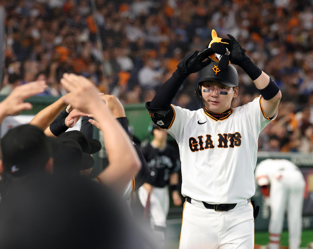 巨人対DeNA 6回裏巨人無死、丸佳浩はソロ本塁打を放ちナインとまるポーズ（撮影・浅見桂子）