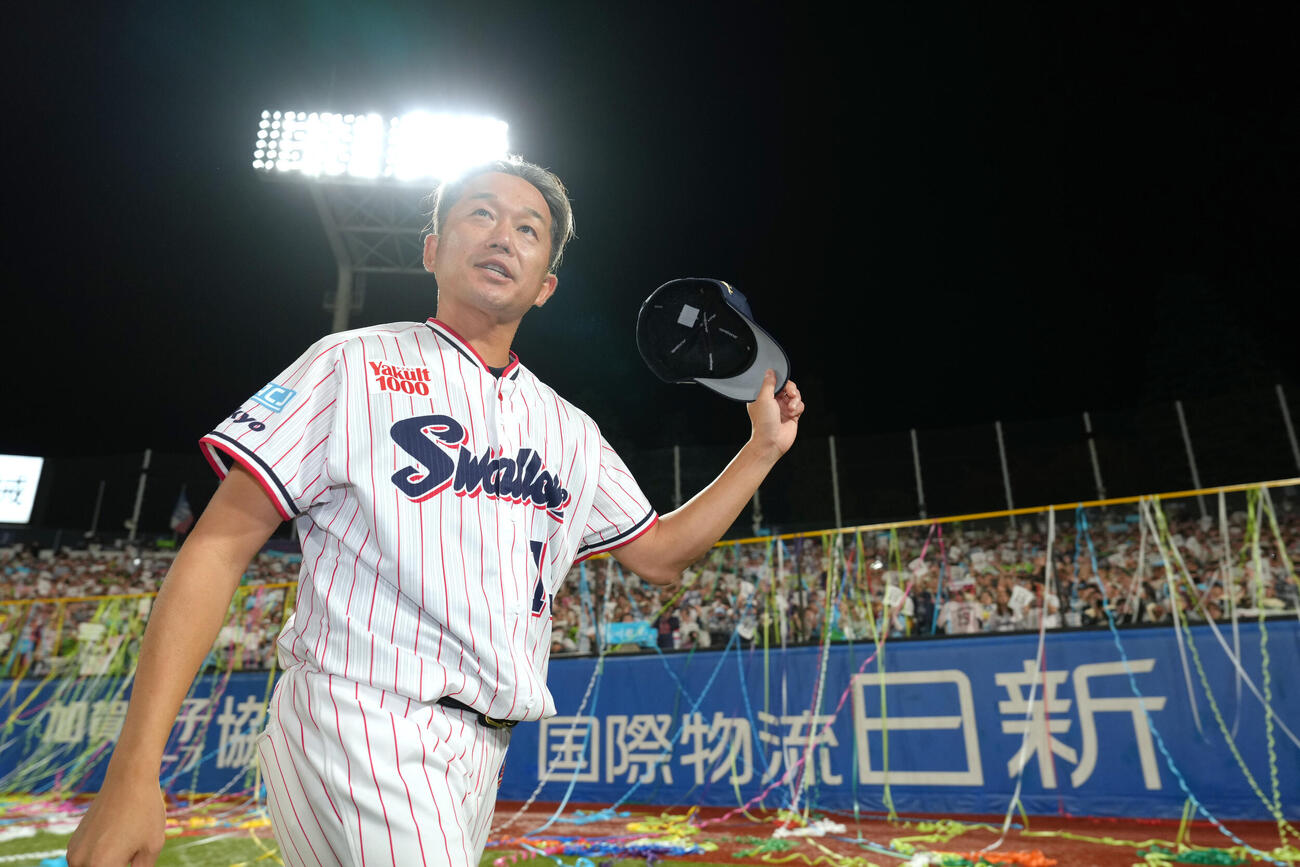 ヤクルト対中日　スタンドのファンの声援に応えるヤクルト石川雅規（撮影・足立雅史）